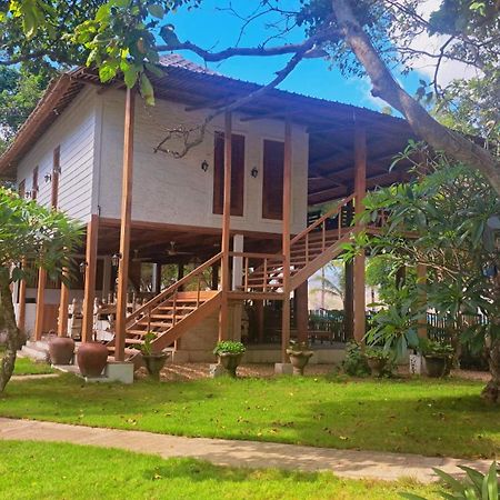 Pasir Putih Resort & Resto Maluk 外观 照片