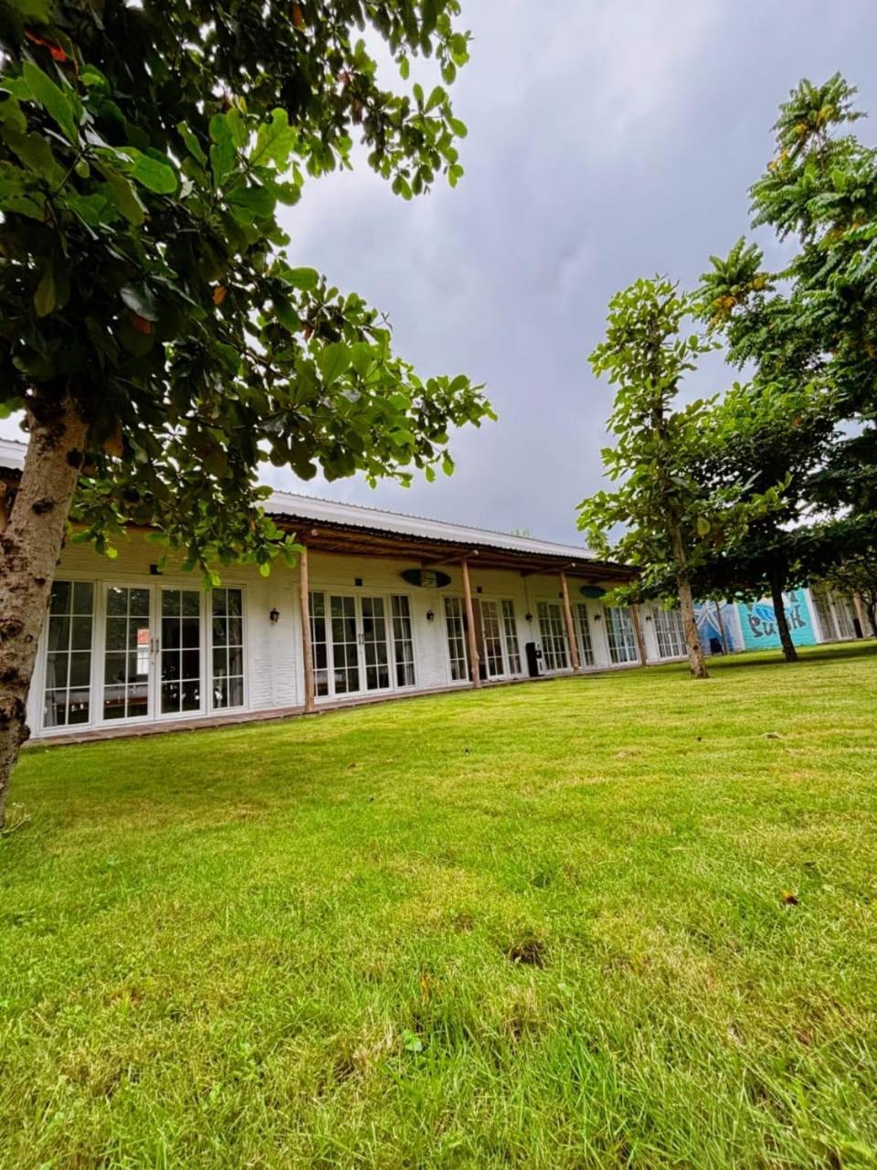 Pasir Putih Resort & Resto Maluk 外观 照片