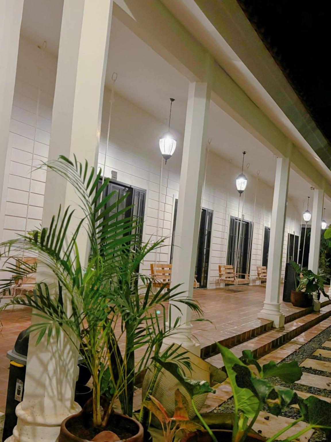 Pasir Putih Resort & Resto Maluk 外观 照片